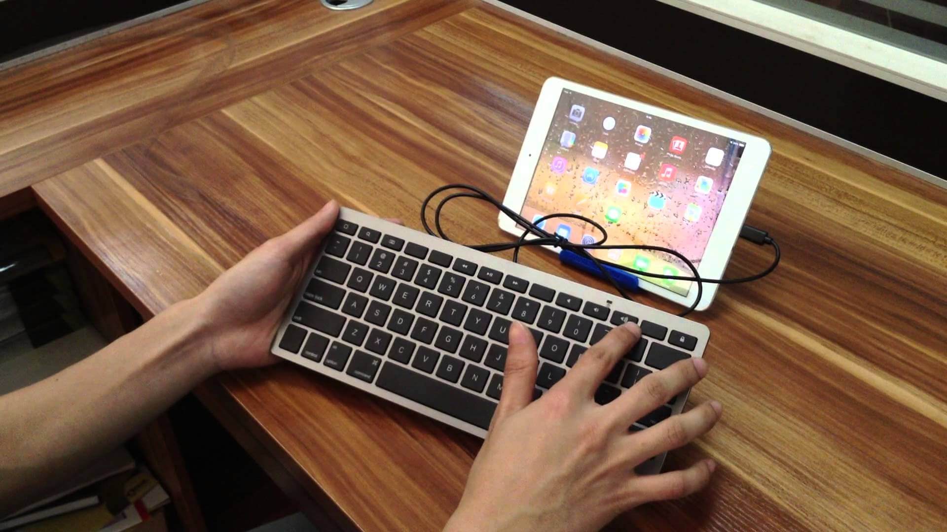 Клавиатура IPAD В руках