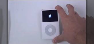 iPod이 계속 충돌하는 이유를 피하기 위해 iPod을 강제로 재시동하십시오.