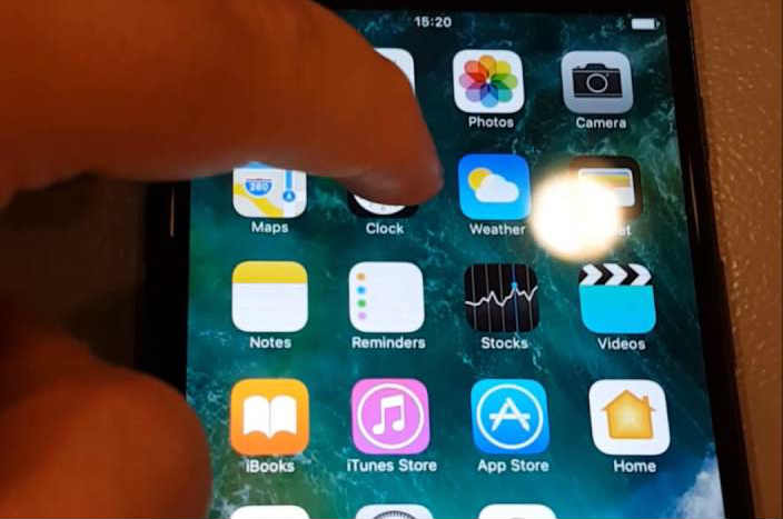 Reiniciar su iPhone para arreglar el parpadeo de la pantalla del iPhone